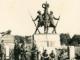 Soldats de la Wehrmarcht devant le monument des Marie-Louise, 1940