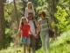 Famille en visite sur le plateau de Californie, à Craonne