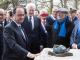 Le Président de la République, François Hollande, Lionel Jospin et Haïm Kern devant la trace de l'œuvre au plateau de Californie, le 16 avril 2017