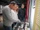 Visiteurs regardant une vitrine de l'exposition "« Hurtebise « 1914, sur le front du Chemin des Dames »