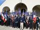 Groupe de porte-drapeaux et représentants en uniforme rassemblés devant la chapelle mémorial de cerny-an-Laonnois