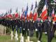 Porte-drapeaux défilant lors de la cérémonie commémorative dans le cimetière militaire français de Cerny-en-Laonnois.
