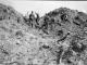 Soldat français lançant des grenades sur les tranchées allemandes, entre Cerny et Ailles (Aisne)