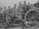 Groupe de soldat allemand posant à coté d'un canon de 7,7 mm à Colligis, 1914-1918