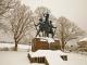 Le Monument des Marie-Louise sous la neige, à Bouconville-Vauclair (Aisne)