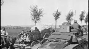 Des chars Renault D2 de la 345e CACC croisent des réfugiés sur la N2 entre Soissons et Laon.
