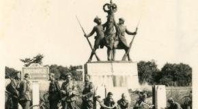 Soldats de la Wehrmarcht devant le monument des Marie-Louise, 1940