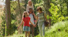 Famille en visite sur le plateau de Californie, à Craonne