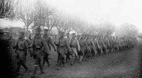 Défilé des tirailleurs sénégalais au camp de Fréjus (décembre 1915)