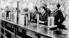 Femmes dans un atelier de fabrication d’obus, 1916  