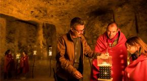 Visiteurs dans la Caverne du Dragon