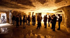 Groupe scolaire en visite dans la Caverne du Dragon
