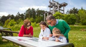 Famille devant la tour-observatoire à Craonne