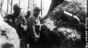 Un crapouillot en position dans une tranchée, 1915