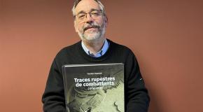 Thierry Hardier avec son ouvrage "Traces rupestres de combattants"