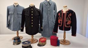 Uniformes militaires historiques français avec vestes et coiffes d’époque.