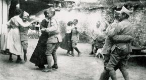Scène de joie dans le département de l'Aisne, novembre 1918