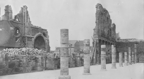 Reconstruction de la Halle aux draps à Ypres : [photographie de presse] / [Agence Rol]