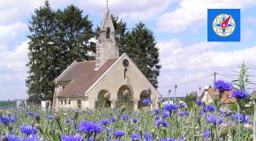 Chapelle de la nécropole de Cerny-en-Laonnois avec bleuets– Baludik Chemin des Dames