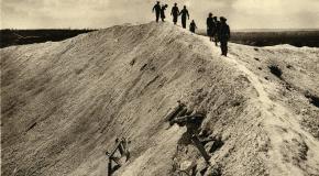 La Côte 108 à Berry-au-Bac, la crête et l'entonnoir, groupe de touristes avançant sur la crête d'un grand entonnoir (trou provoqué par des mines)