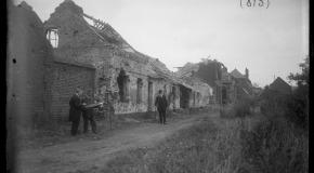 Maisons en ruine, personnage prenant des relevés à Guise