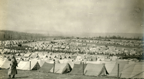 Vue d'ensemble du camp d'Irval depuis le sud du camp, fin avril 1917 Vue d'ensemble du camp d'Irval depuis le sud du camp, fin avril 1917