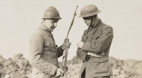 Deux soldats en uniforme et casque militaires, tenant un fusil, photographiés en extérieur sur le secteur du Chemin des Dames pendant la Première Guerre mondiale.