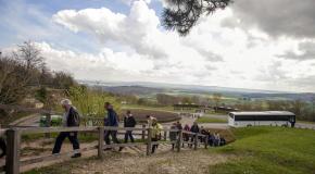 Groupe de visiteurs sur le plateau de Californie à Craonne (Aisne).