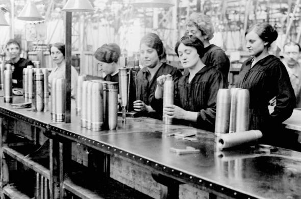 Femmes dans un atelier de fabrication d’obus, 1916  