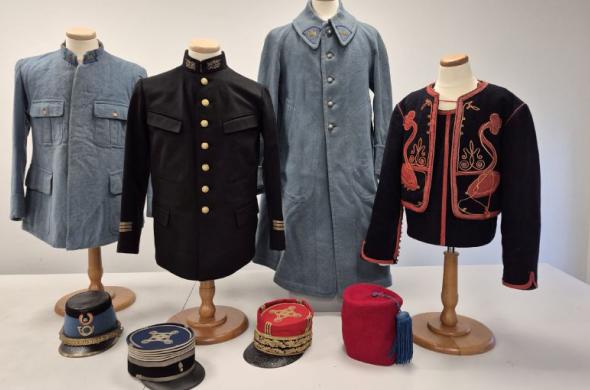 Uniformes militaires historiques français avec vestes et coiffes d’époque.