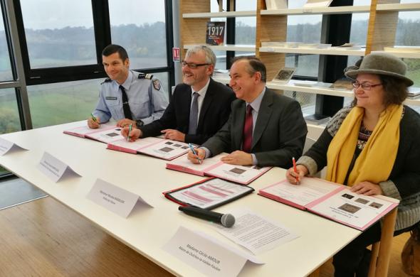 Signature de la convention "Tourisme et sécurité" au Centre d'accueil du Visiteur - Caverne du Dragon Signature de la convention "Tourisme et sécurité" au Centre d'accueil du Visiteur - Caverne du Dragon