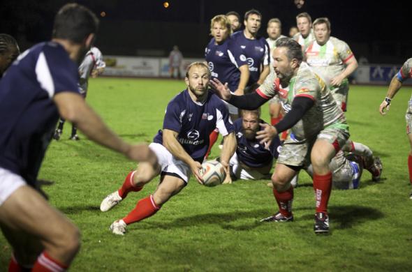Match de gala entre les stars du rugby britannique « Rugby for Heroes » et les anciens internationaux français des « French Legends ». Match de gala entre les stars du rugby britannique « Rugby for Heroes » et les anciens internationaux français des « French Legends ».