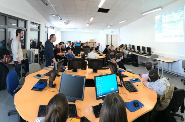 Présentation des outils Esri aux élèves de 3e du collège de Corbeny, 2018 Présentation des outils Esri aux élèves de 3e du collège de Corbeny, 2018