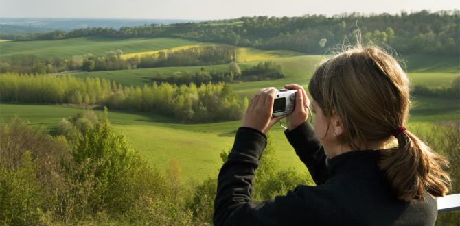Enfant photographiant le paysage depuis les terrasses de la Caverne du Dragon-Musée du Chemin des Dames (Aisne) Enfant photographiant le paysage depuis les terrasses de la Caverne du Dragon-Musée du Chemin des Dames (Aisne)