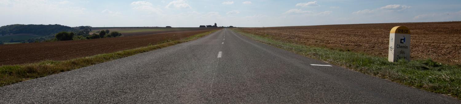 La RD 18 Chemin des Dames et une borne kilométrique Chemin des Dames (Aisne)