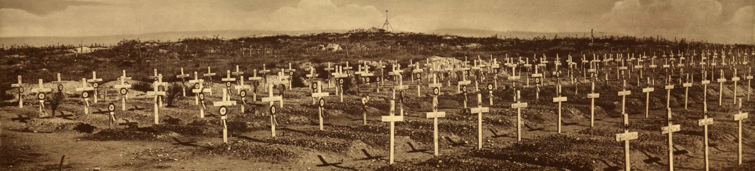 Panorama d'un cimetière provisoire français sur le Plateau de Californie, à Craonne.