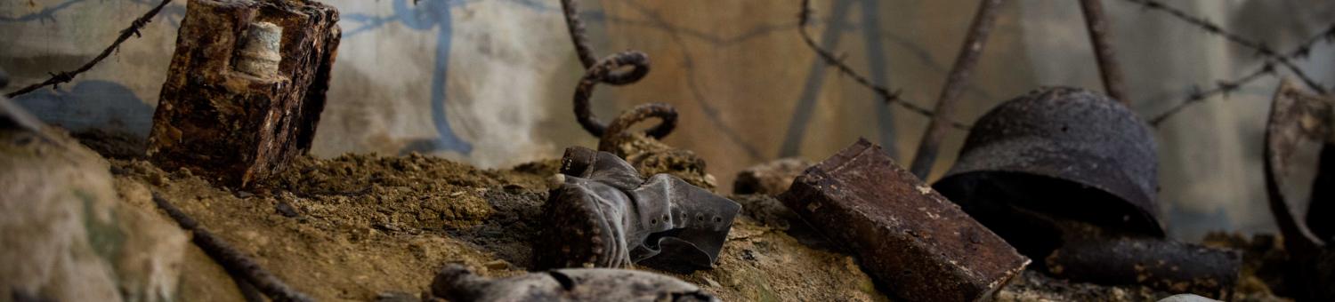 Effets personnels de soldats, dans les souterrains de la Caverne du Dragon (Aisne).