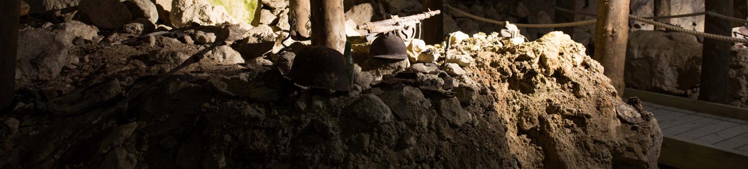 Effets personnels de soldats, dans les souterrains de la Caverne du Dragon (Aisne).