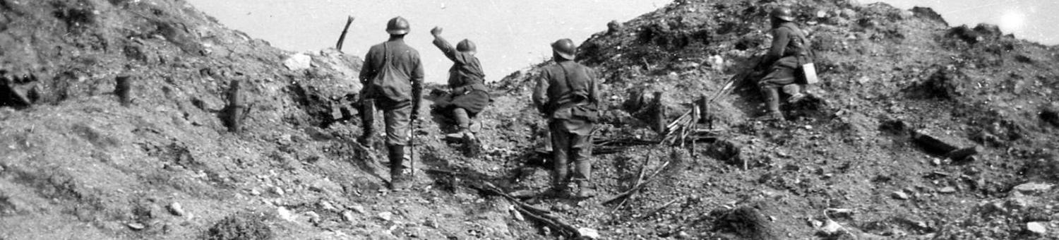 Soldat français lançant des grenades sur les tranchées allemandes, entre Cerny et Ailles (Aisne)