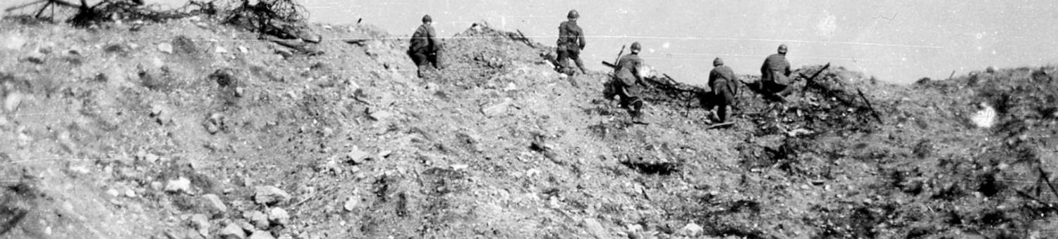 Soldat français lançant des grenades sur les tranchées allemandes, entre Cerny et Ailles (Aisne)