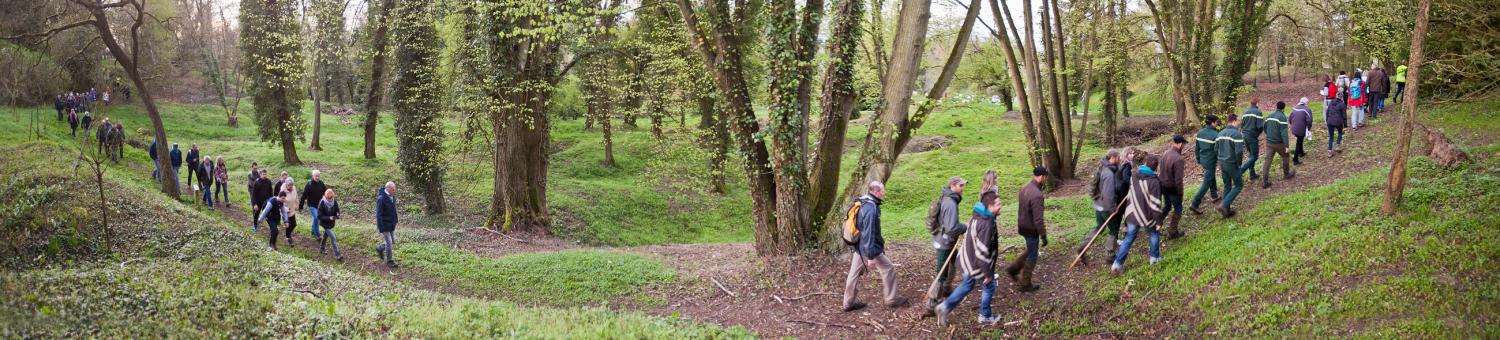 Marcheurs dans l'arboretum de Craonne lors de la marche "sans casque et sans arme" le 16 avril 2018