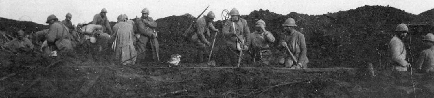 Soldats français creusant et dégageant le terrain gagné aux allemands, Chemin des Dames (1917)