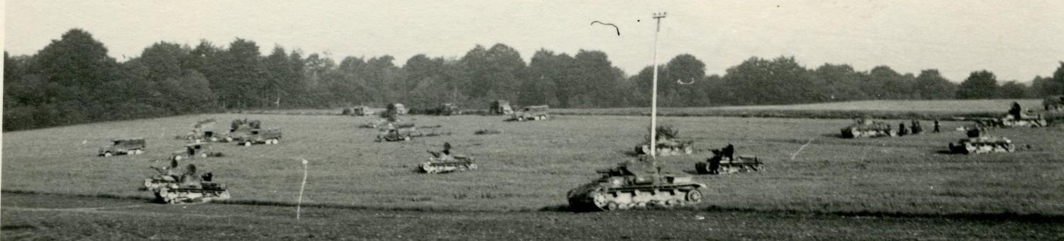 Groupe de chars et véhicules de la 6e panzerdivision à l’arrêt dans un champ avant de reprendre leur progression, mai 1940. Groupe de chars et véhicules de la 6e panzerdivision à l’arrêt dans un champ avant de reprendre leur progression, mai 1940.