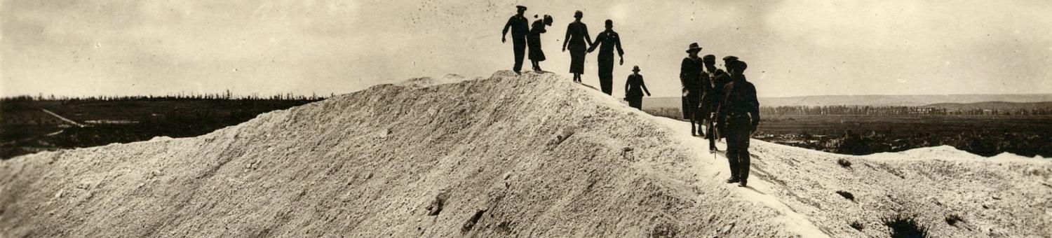 Groupe de touristes avançant sur l'entonnoir de la Cote 108 à Berry-au-Bac (Aisne)