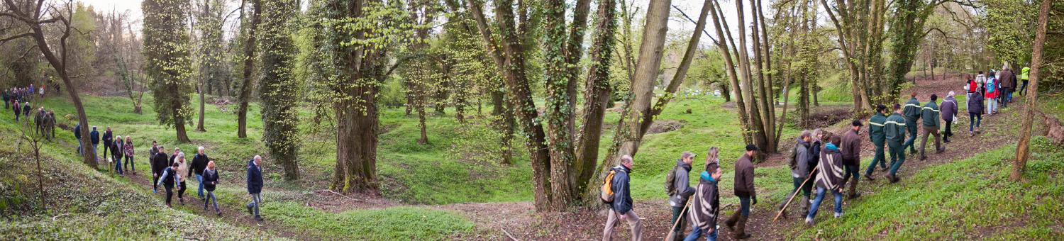 Marcheurs dans l'arboretum de Craonne lors de la marche "sans casque et sans arme" le 16 avril 2018