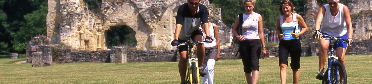 Marcheurs et vététistes à l'abbaye de Vauclair (Aisne)