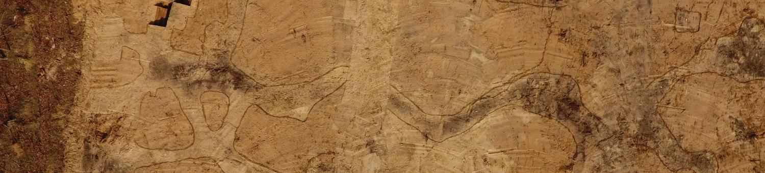 Vue aérienne du chantier de fouilles archéologiques à Presles-et-Boves (Aisne), mars 2017