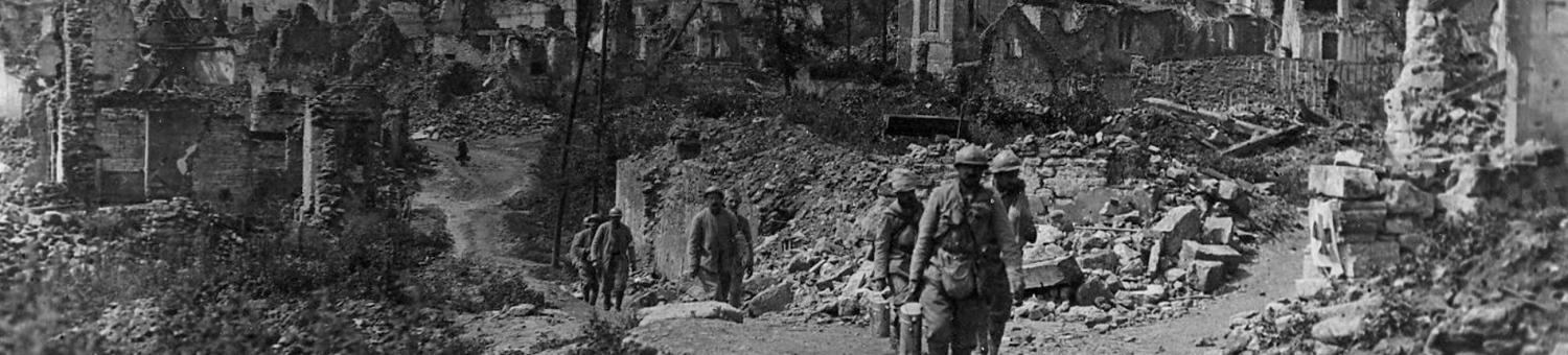 Soldats français dans le village de Craonnelle en ruines, 2 juillet 1917