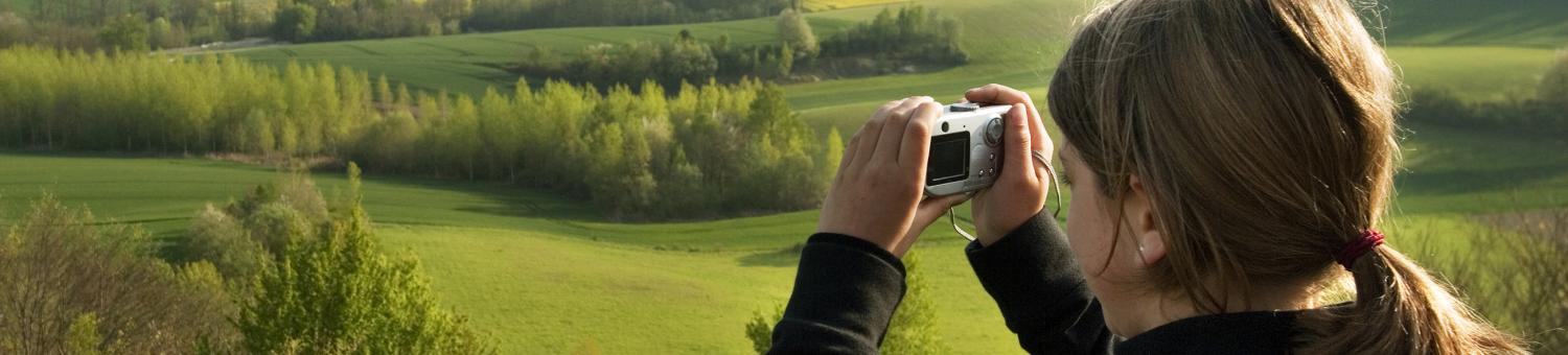 Enfant photographiant le paysage depuis les terrasses de la Caverne du Dragon-Musée du Chemin des Dames (Aisne)