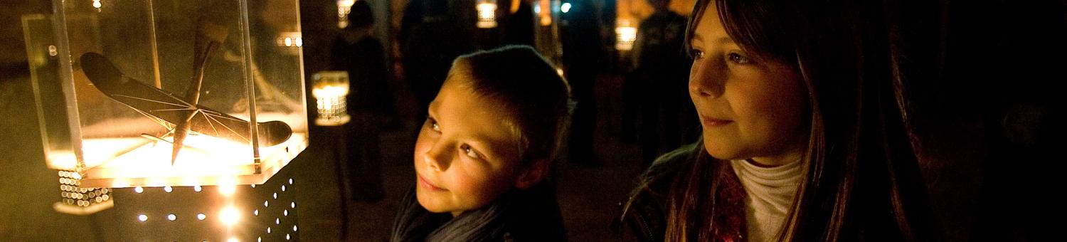 Enfants regardant un objet de l'artisanat de tranchée dans la Caverne du Dragon-Musée du Chemin des Dames (Aisne)